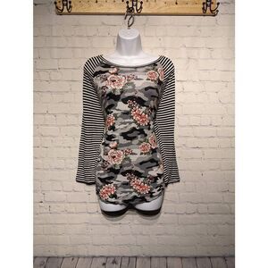 Absolutely Famous stretchy tshirt size medium